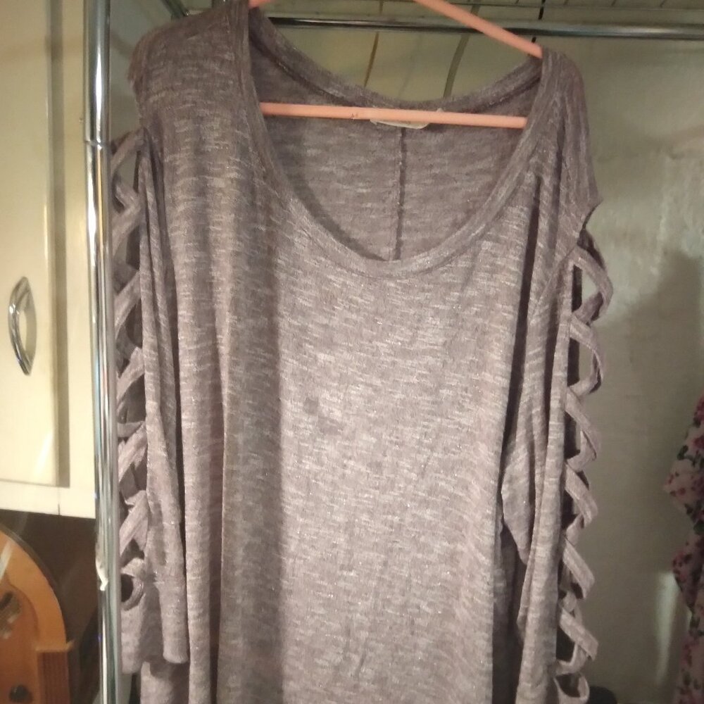 Teri & sky, Plus size 4'x  peek a boo sleeves sweater